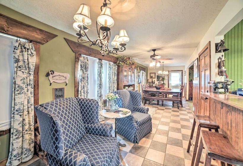 Charming Mckenzie Farmhouse W/ Fire Pit!