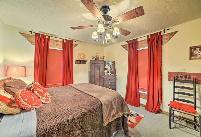 Charming Mckenzie Farmhouse W/ Fire Pit!