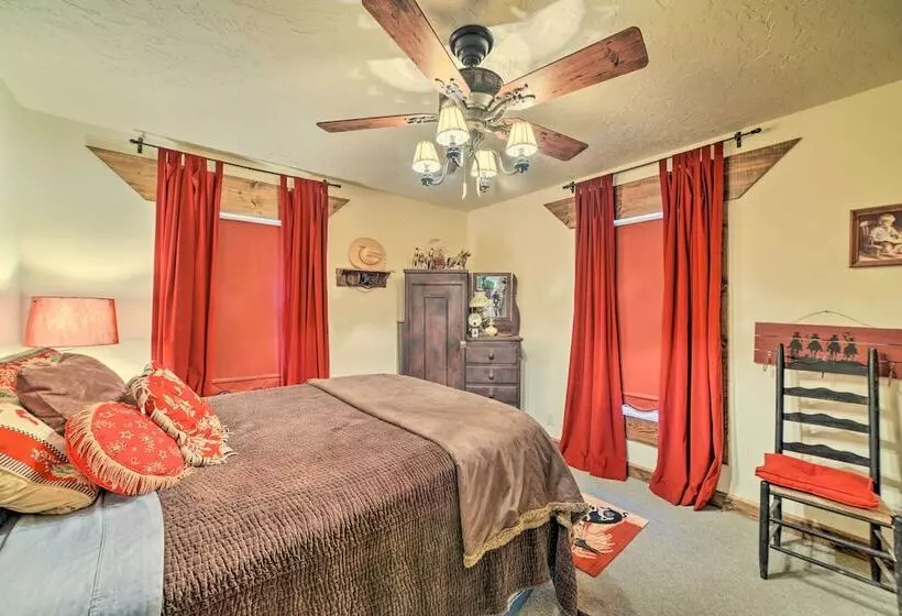 Charming Mckenzie Farmhouse W/ Fire Pit!