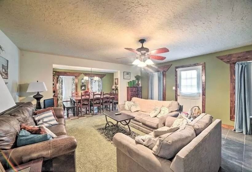 Charming Mckenzie Farmhouse W/ Fire Pit!