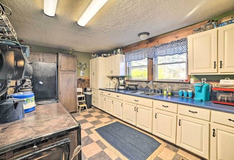 Charming Mckenzie Farmhouse W/ Fire Pit!