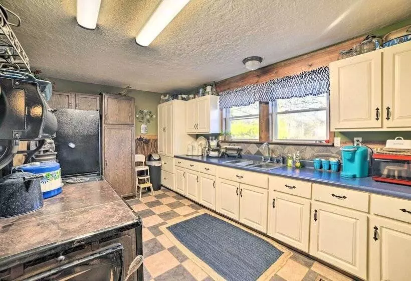 Charming Mckenzie Farmhouse W/ Fire Pit!