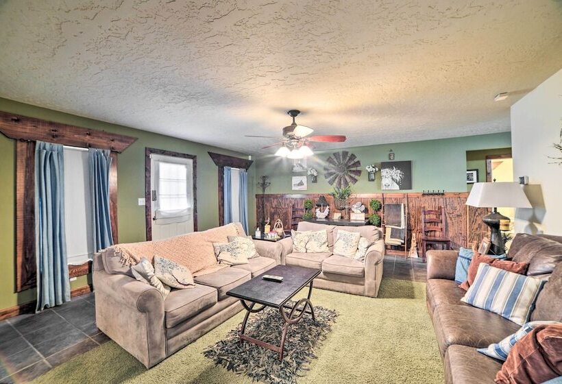 Charming Mckenzie Farmhouse W/ Fire Pit!