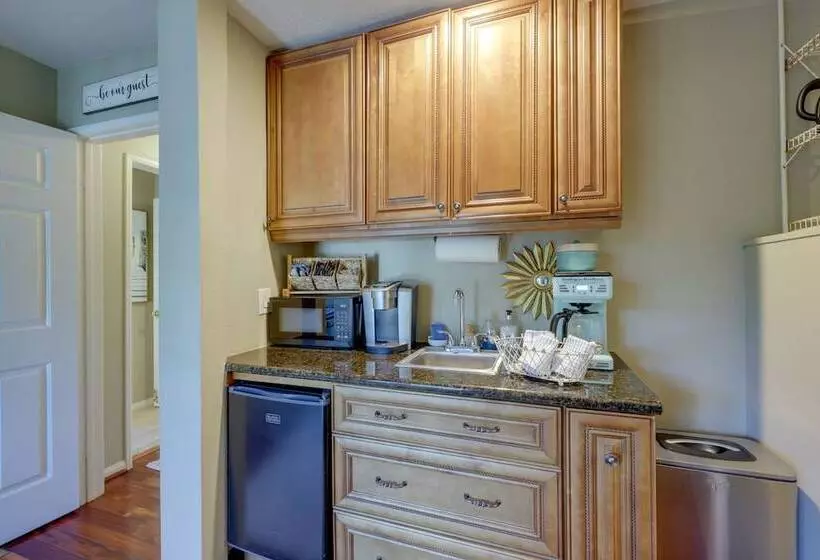 Chic Peaceful Retreat 16 Mi To Beaches & Wineries!