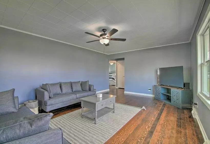 Cottage W/ Sunroom & Fire Pit, Walk To Lake!