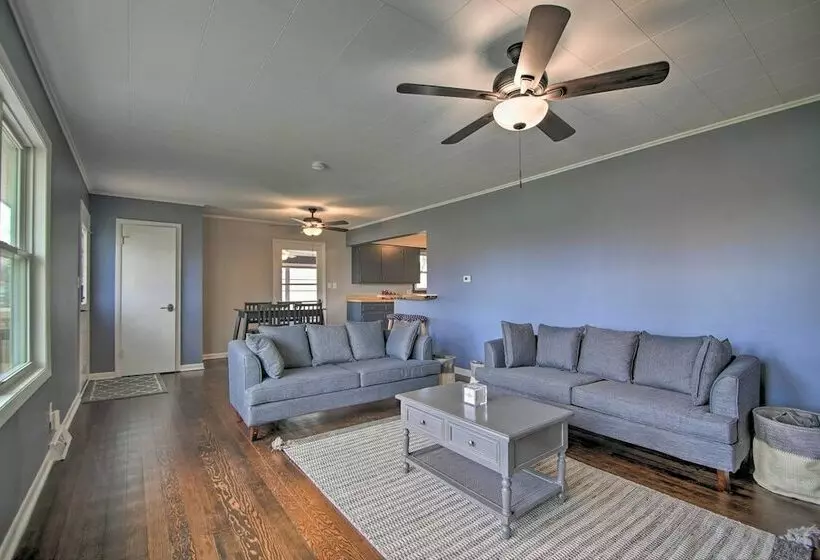 Cottage W/ Sunroom & Fire Pit, Walk To Lake!