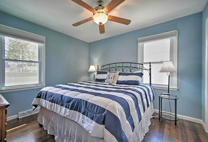 Cottage W/ Sunroom & Fire Pit, Walk To Lake!