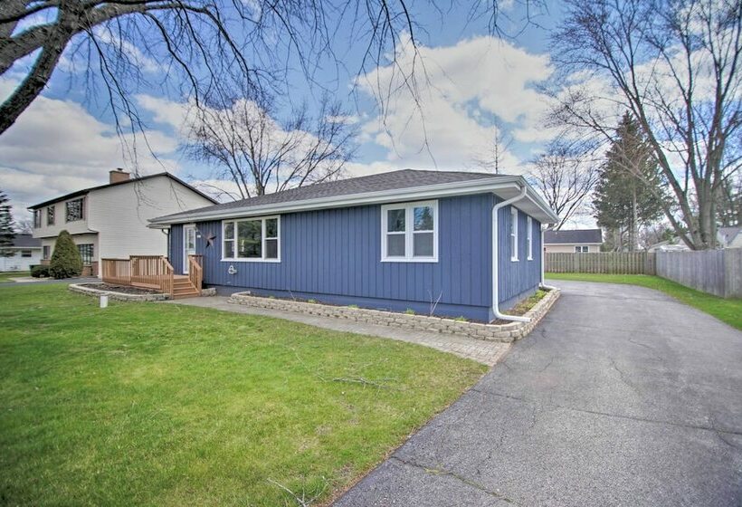 Cottage W/ Sunroom & Fire Pit, Walk To Lake!