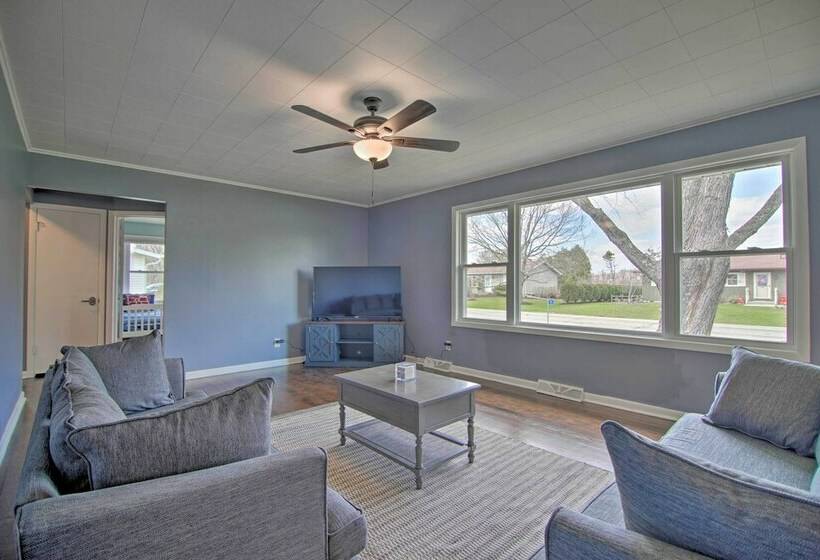 Cottage W/ Sunroom & Fire Pit, Walk To Lake!