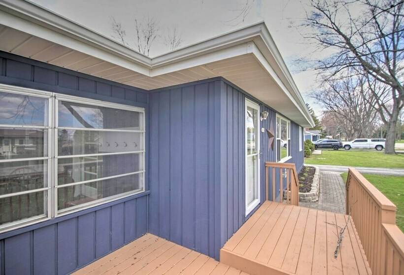 Cottage W/ Sunroom & Fire Pit, Walk To Lake!