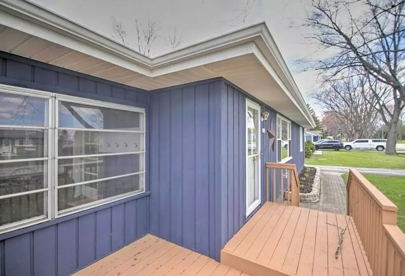 Cottage W/ Sunroom & Fire Pit, Walk To Lake!