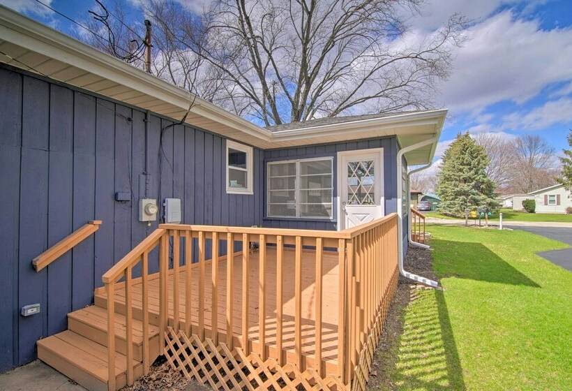Cottage W/ Sunroom & Fire Pit, Walk To Lake!