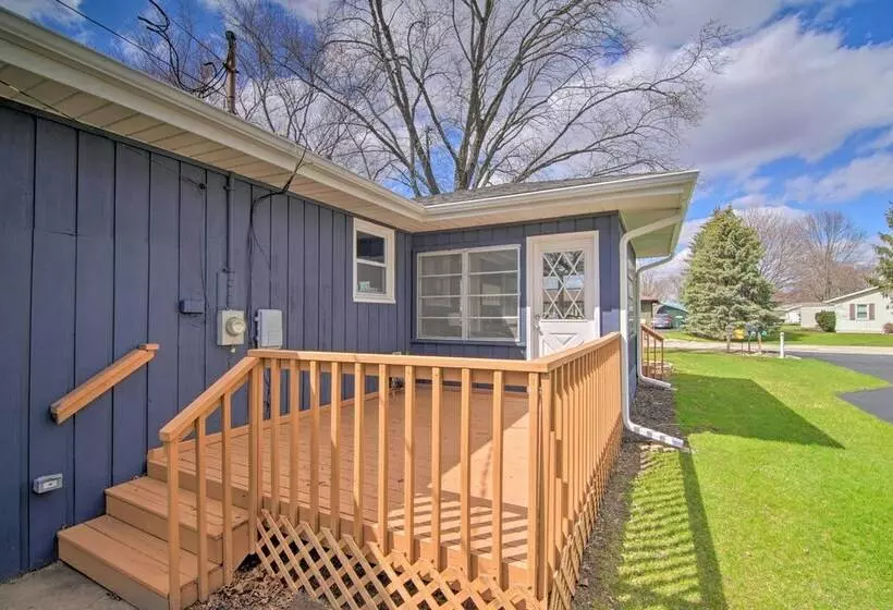 Cottage W/ Sunroom & Fire Pit, Walk To Lake!
