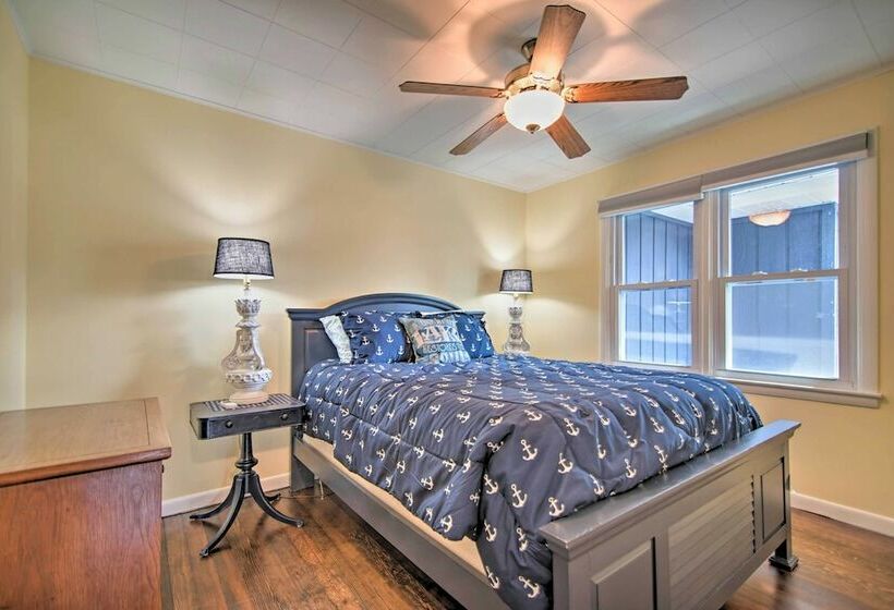 Cottage W/ Sunroom & Fire Pit, Walk To Lake!