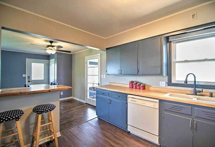 Cottage W/ Sunroom & Fire Pit, Walk To Lake!