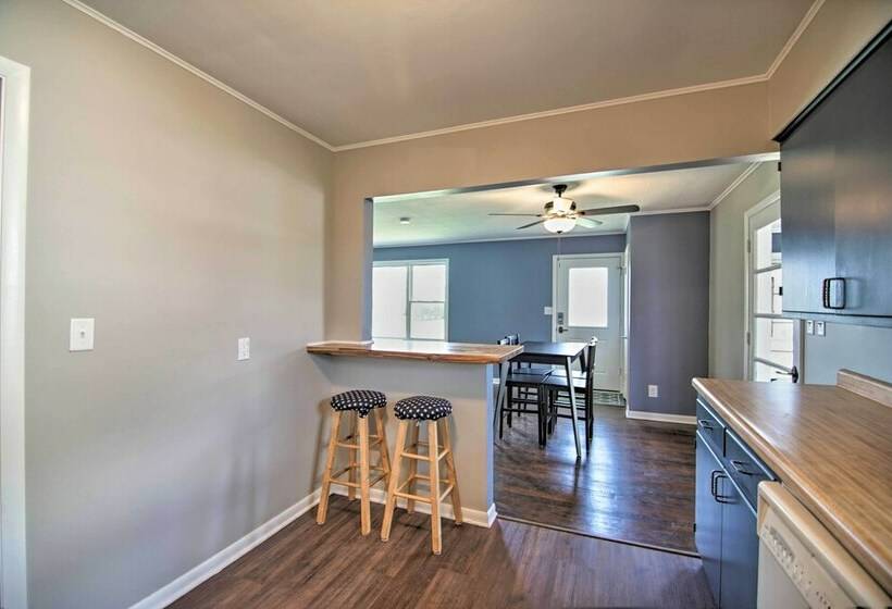 Cottage W/ Sunroom & Fire Pit, Walk To Lake!