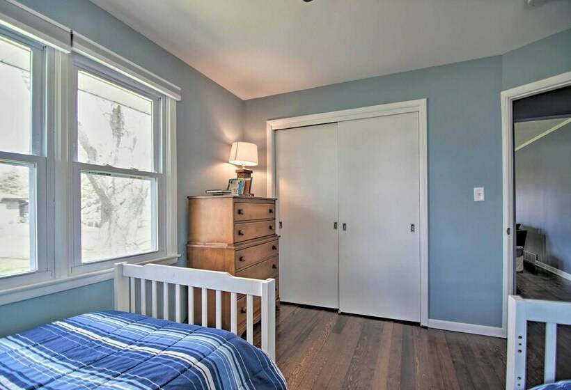 Cottage W/ Sunroom & Fire Pit, Walk To Lake!