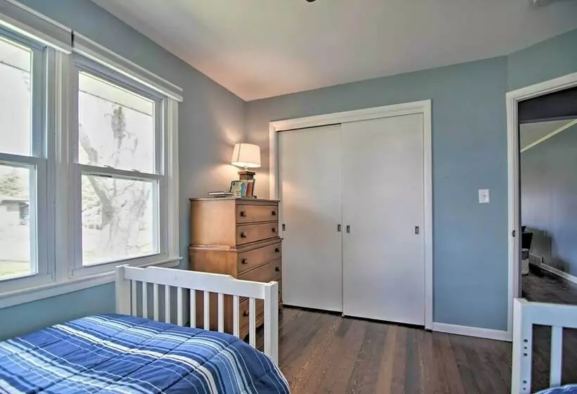 Cottage W/ Sunroom & Fire Pit, Walk To Lake!