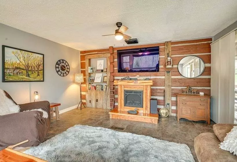 Country Escape: Log Cabin Near Kentucky Lake!