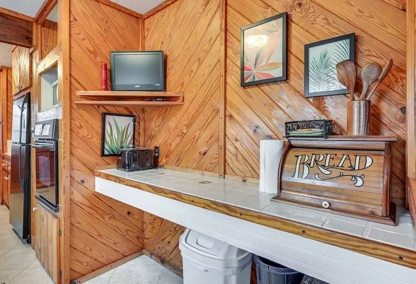 Country Escape: Log Cabin Near Kentucky Lake!