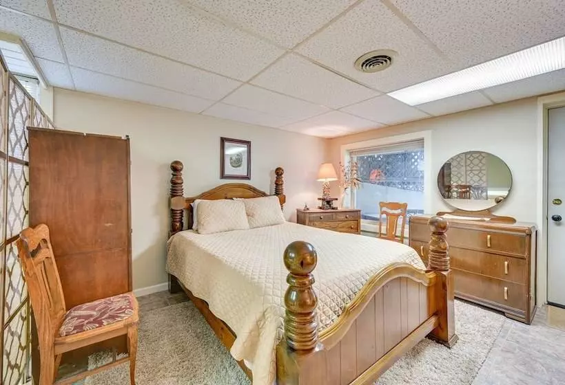 Country Escape: Log Cabin Near Kentucky Lake!