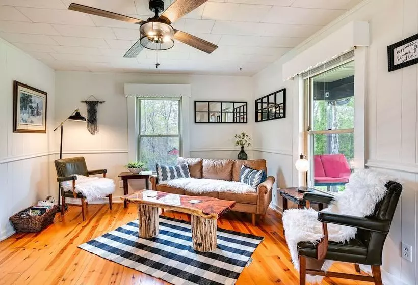 Country Escape: Log Cabin Near Kentucky Lake!