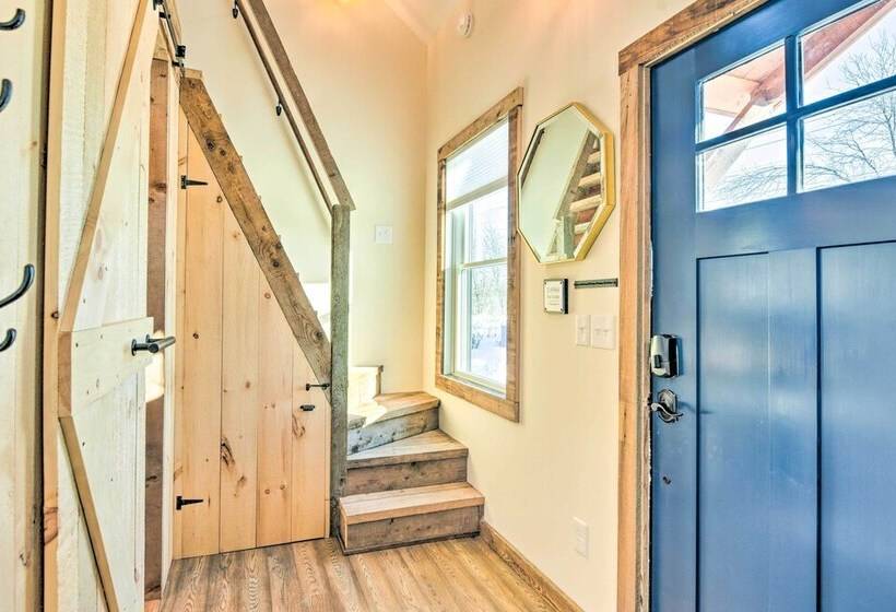 6 Mi To Stowe Mountain: Home W/ Yard!