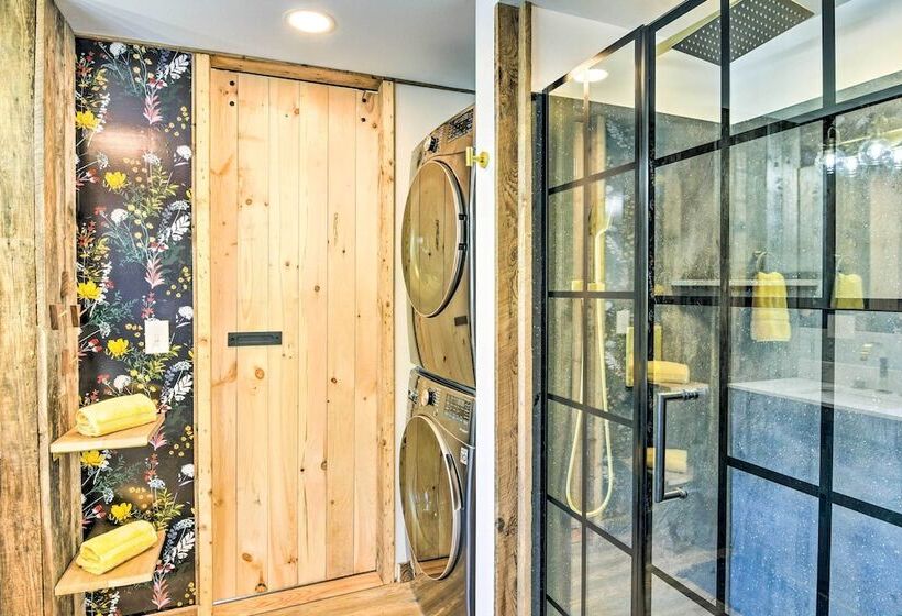 6 Mi To Stowe Mountain: Home W/ Yard!