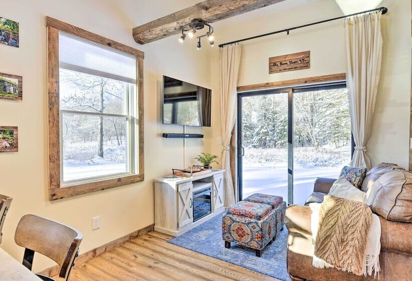 6 Mi To Stowe Mountain: Home W/ Yard!