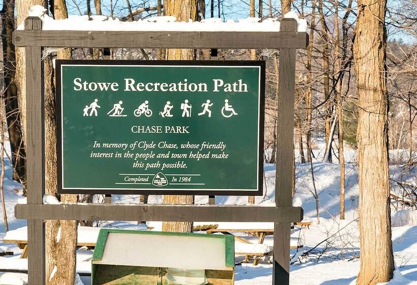 6 Mi To Stowe Mountain: Home W/ Yard!