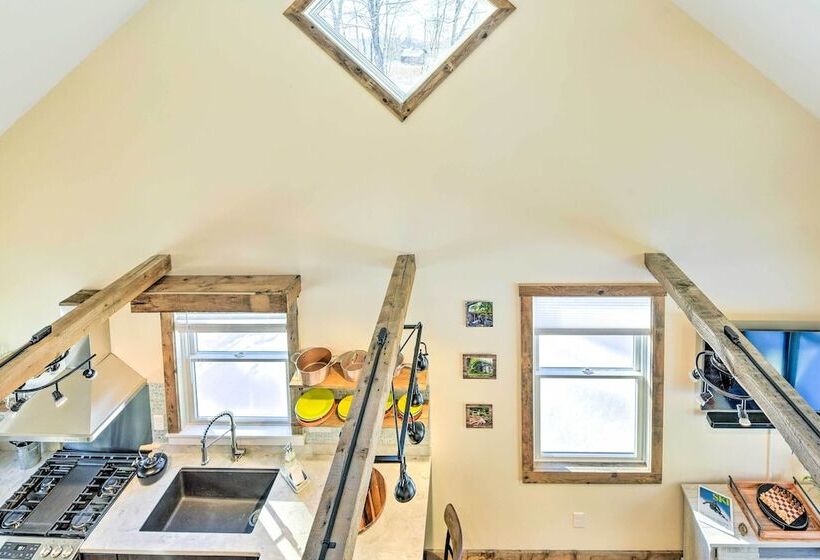 6 Mi To Stowe Mountain: Home W/ Yard!