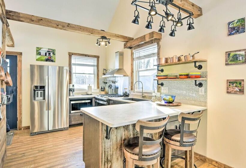 6 Mi To Stowe Mountain: Home W/ Yard!