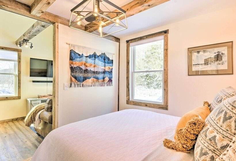 6 Mi To Stowe Mountain: Home W/ Yard!