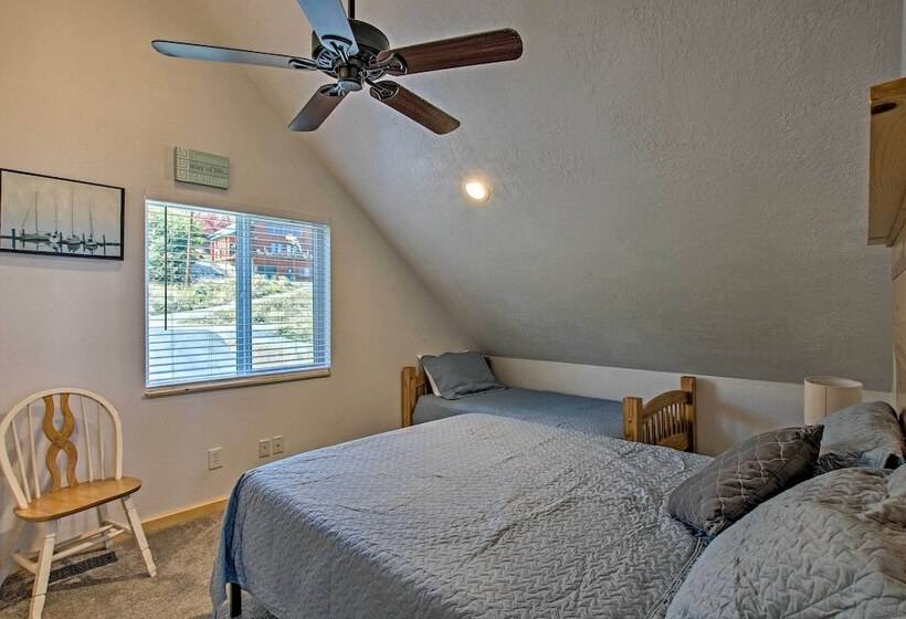 Garden City Lake House: Hot Tub & Views!