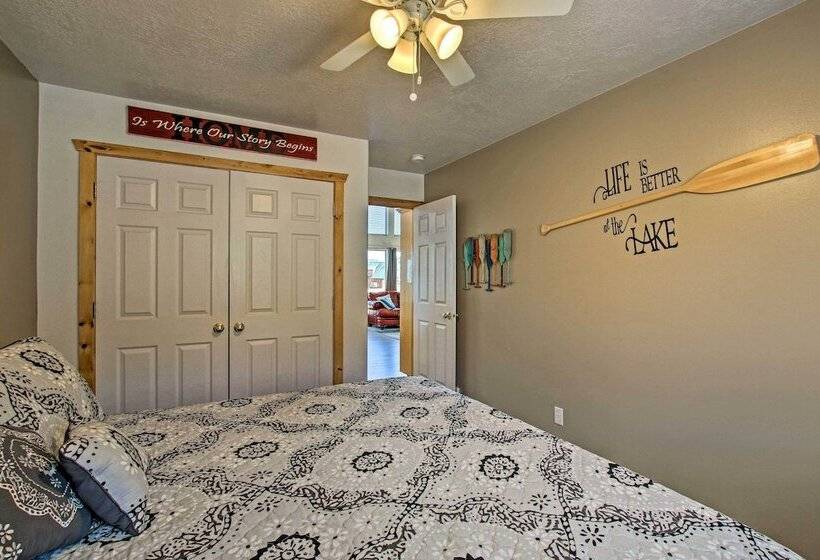 Garden City Lake House: Hot Tub & Views!