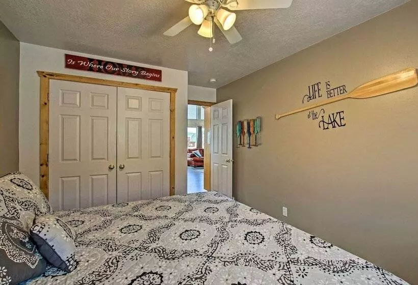 Garden City Lake House: Hot Tub & Views!