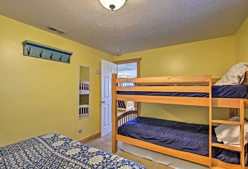 Garden City Lake House: Hot Tub & Views!