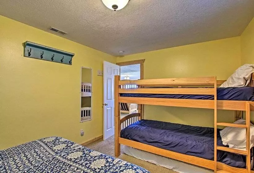 Garden City Lake House: Hot Tub & Views!