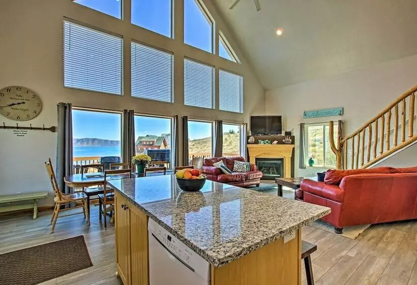 Garden City Lake House: Hot Tub & Views!