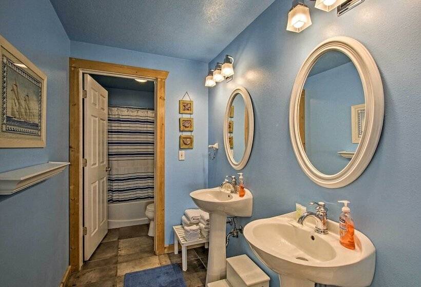 Garden City Lake House: Hot Tub & Views!