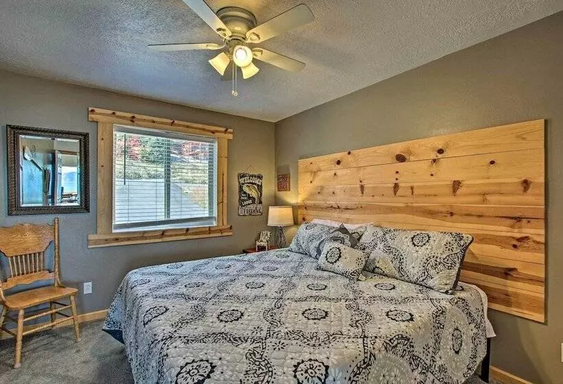 Garden City Lake House: Hot Tub & Views!