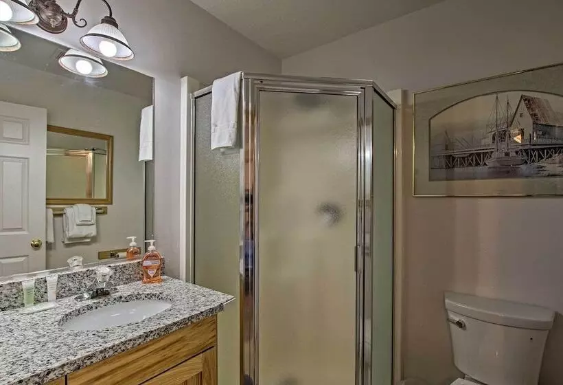 Garden City Lake House: Hot Tub & Views!