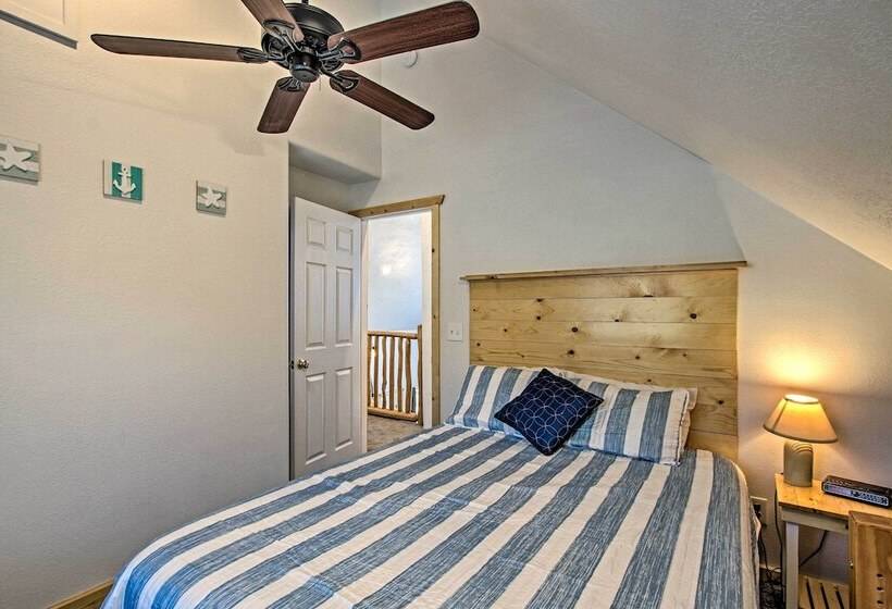 Garden City Lake House: Hot Tub & Views!