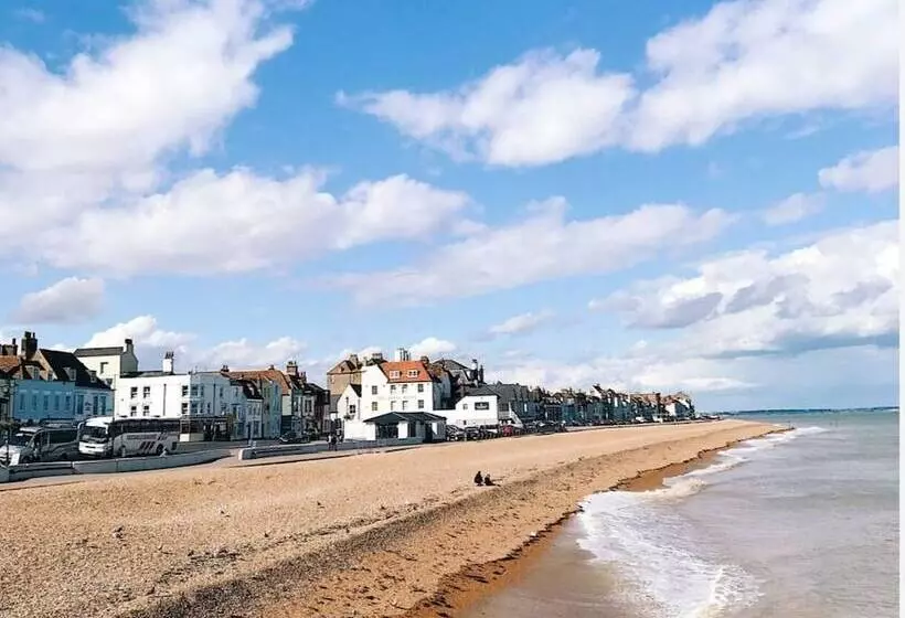 2 Bed 2  Bath Cottage Half Price Monthly Booking