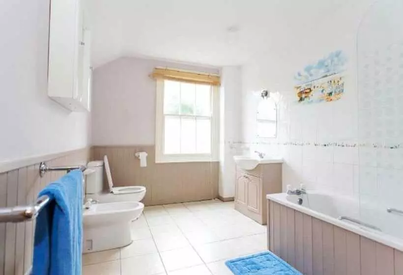 2 Bed 2  Bath Cottage Half Price Monthly Booking