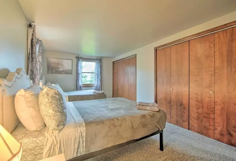Inviting Twin Lakes Home W/ Indoor + Outdoor Bars!