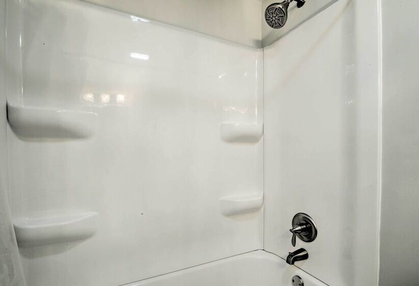 Inviting Twin Lakes Home W/ Indoor + Outdoor Bars!