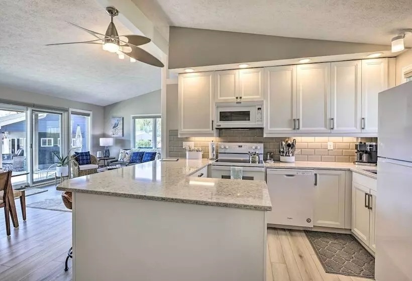 Lakefront Bellevue Home: Private Beach & Fire Pit!