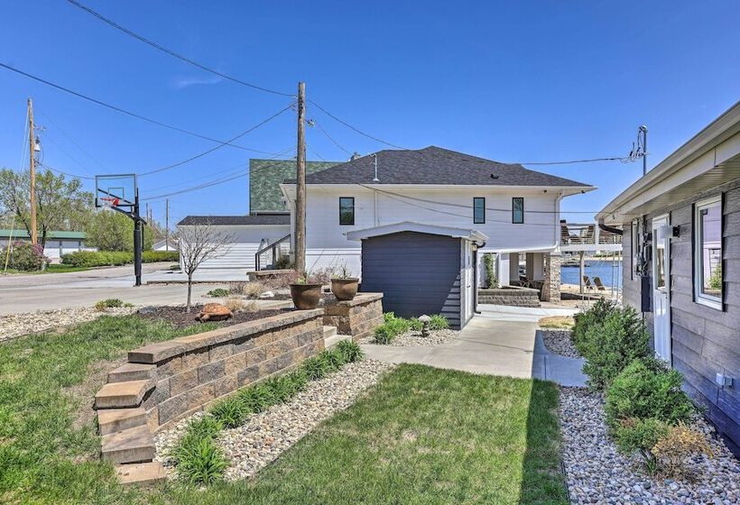 Lakefront Bellevue Home: Private Beach & Fire Pit!