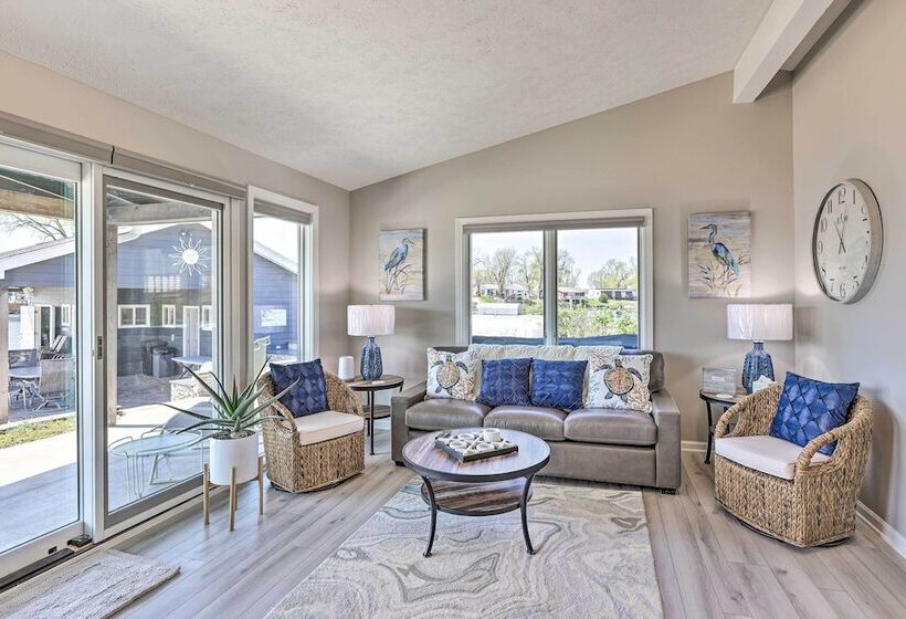 Lakefront Bellevue Home: Private Beach & Fire Pit!